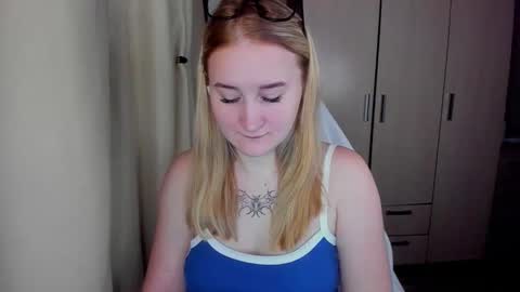 Snapshot of kitten_sun chatting on February 20, 2:41 am kitten_sun online show from February 20, 2:41 am