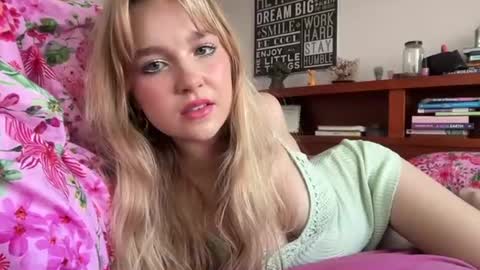 kittengirlxo online show from February 9, 1:55 am