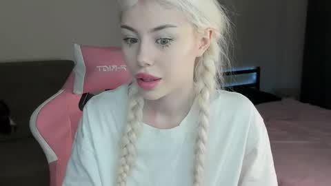 Snapshot of kitty0u0 chatting on January 13, 9:14 am erika 3 online show from January 13, 9:14 am