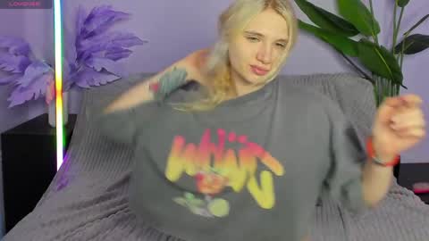 Snapshot of kitty_blondy chatting on April 6, 3:37 am kitty blondy online show from April 6, 3:37 am