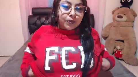 Snapshot of kitty_eyes chatting on November 13, 4:33 am kitty online show from November 13, 4:33 am