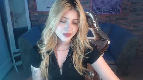 kitty_fox_b online show from December 23, 6:58 pm