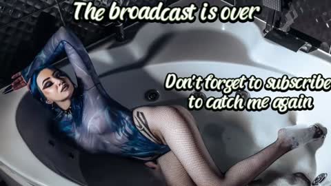 Hey  Im Ellie  if you like me and like my show give me a thumbs up hehe online show from December 7, 9:33 pm