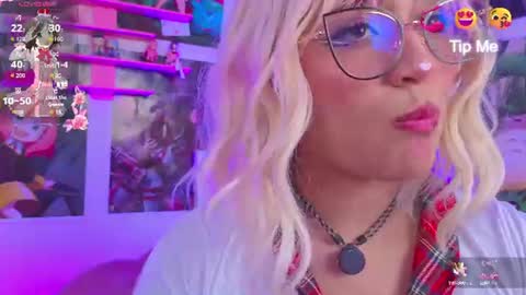 Snapshot of kitty_niki chatting on June 12, 10:52 pm Nicol Gomez online show from June 12, 10:52 pm