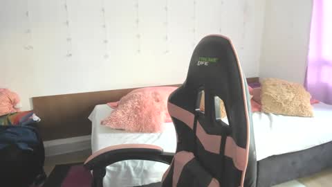 Snapshot of kitty_violet_ chatting on February 4, 10:45 pm violet online show from February 4, 10:45 pm