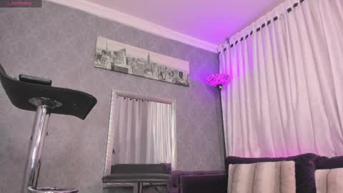 Snapshot of kitty_wichis chatting on December 12, 5:10 am Kendall Saray online show from December 12, 5:10 am