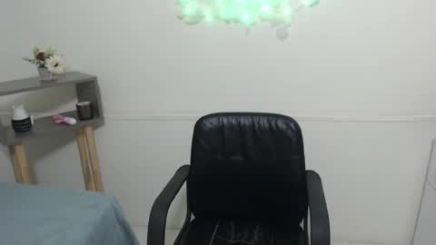 Snapshot of kittylove_x chatting on June 23, 5:44 pm kittylove_x online show from June 23, 5:44 pm