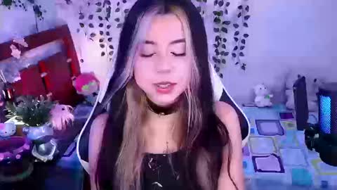 Snapshot of kittyuwu_ chatting on March 18, 10:35 pm Kittyuwu online show from March 18, 10:35 pm