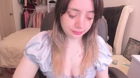 Snapshot of kittywantslove23 chatting on April 2, 7:22 pm kittywantslove23 online show from April 2, 7:22 pm