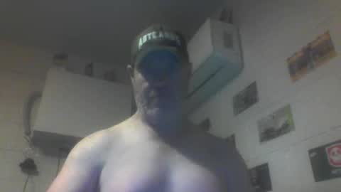 kiwiguy19773 online show from April 23, 6:58 am