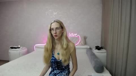 Snapshot of klaryevans chatting on December 2, 6:19 am Klary online show from December 2, 6:19 am