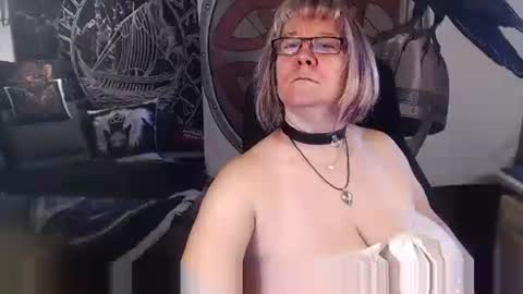 Snapshot of kleiner_teufel chatting on October 9, 6:55 am Michelle online show from October 9, 6:55 am