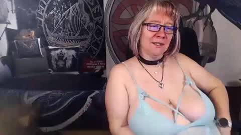 Snapshot of kleiner_teufel chatting on October 22, 6:24 am Michelle online show from October 22, 6:24 am