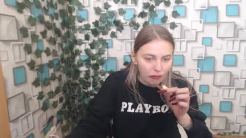 Snapshot of klerkarina chatting on March 3, 9:33 am klerkarina online show from March 3, 9:33 am