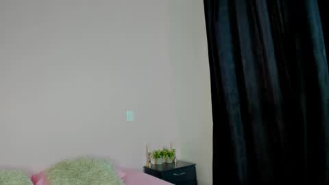Snapshot of klooe_1 chatting on December 6, 9:46 pm Kloe online show from December 6, 9:46 pm