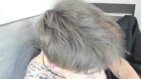 Snapshot of knotsiemens chatting on October 19, 3:29 am Adam online show from October 19, 3:29 am