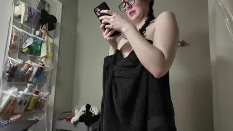 Snapshot of knottyrabbit chatting on December 23, 1:14 am knottyrabbit online show from December 23, 1:14 am