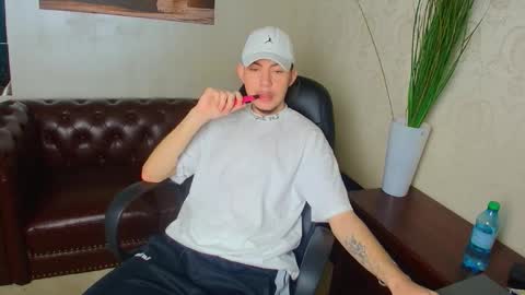 KrewVaughn online show from March 28, 6:13 am