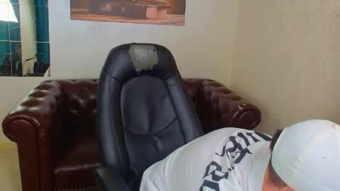 KrewVaughn online show from April 3, 9:07 am