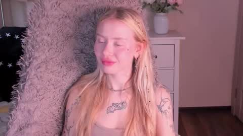 Snapshot of kris_grant chatting on October 11, 9:19 am kris_grant online show from October 11, 9:19 am