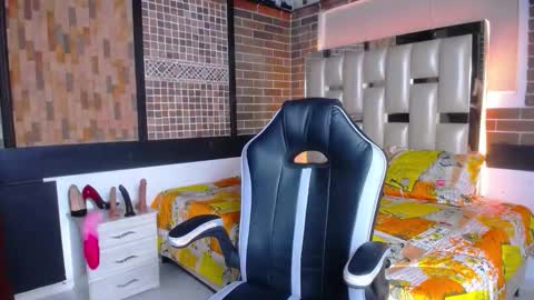 kriss_sweetboobs online show from September 16, 1:01 pm