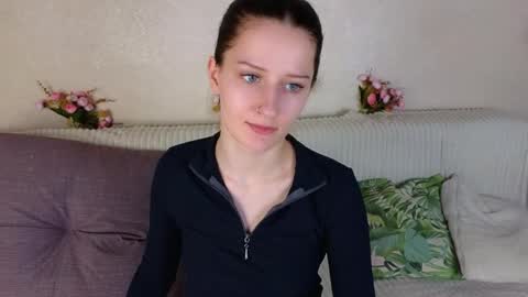 Snapshot of krissshoww chatting on April 6, 10:16 am krissshoww online show from April 6, 10:16 am