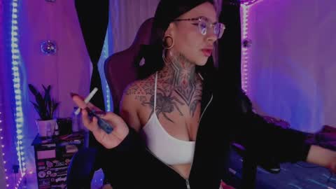 Snapshot of kristall_schwarz_ chatting on February 13, 4:22 am Kristall online show from February 13, 4:22 am