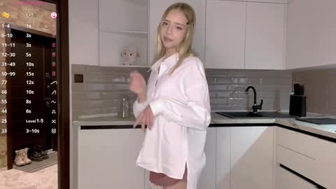 Snapshot of kristiancommes chatting on March 28, 4:17 pm Alisa online show from March 28, 4:17 pm