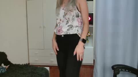 Snapshot of kristineamore chatting on October 16, 8:37 am KristineAmore online show from October 16, 8:37 am