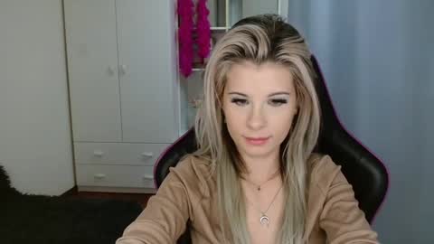 Snapshot of kristineamore chatting on October 29, 3:47 pm KristineAmore online show from October 29, 3:47 pm