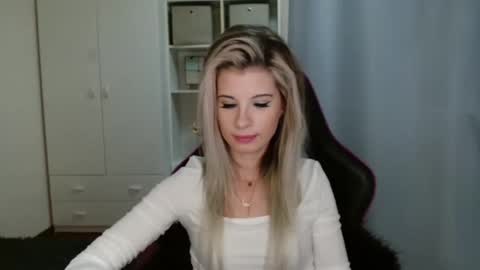 Snapshot of kristineamore chatting on November 6, 7:48 pm KristineAmore online show from November 6, 7:48 pm