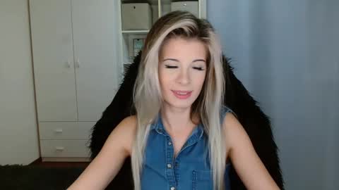 Snapshot of kristineamore chatting on November 18, 7:24 am KristineAmore online show from November 18, 7:24 am