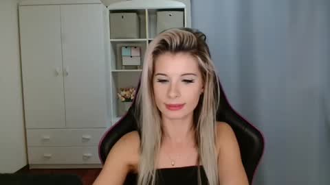 Snapshot of kristineamore chatting on November 25, 7:36 pm KristineAmore online show from November 25, 7:36 pm