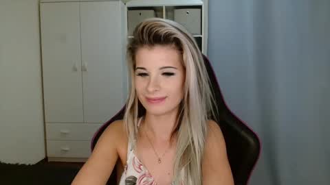 Snapshot of kristineamore chatting on December 2, 7:31 pm KristineAmore online show from December 2, 7:31 pm