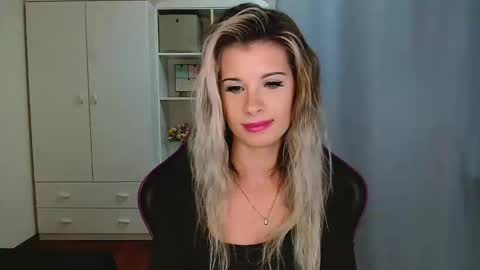 Snapshot of kristineamore chatting on December 15, 7:29 pm KristineAmore online show from December 15, 7:29 pm