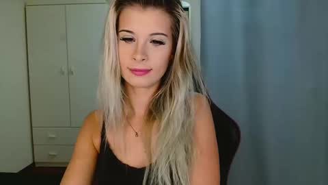 Snapshot of kristineamore chatting on December 17, 3:29 pm KristineAmore online show from December 17, 3:29 pm