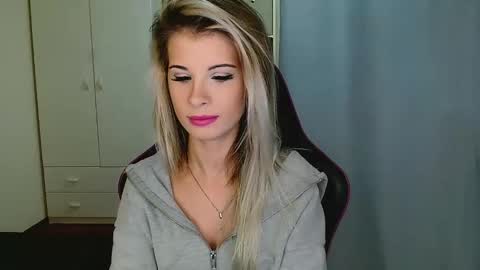 Snapshot of kristineamore chatting on December 18, 7:25 am KristineAmore online show from December 18, 7:25 am