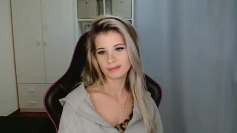 Snapshot of kristineamore chatting on December 18, 7:31 pm KristineAmore online show from December 18, 7:31 pm