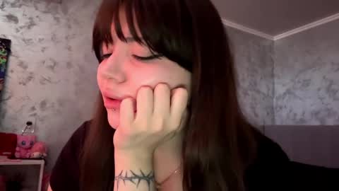 Snapshot of kristinevelastegui chatting on March 31, 6:47 am Alisha online show from March 31, 6:47 am