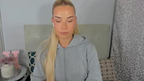 KristyFlowers online show from May 11, 2:34 pm