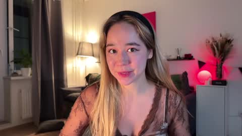Snapshot of kristyspiritedaway chatting on December 24, 6:50 pm Kristy Nip slip shady Best model on CB online show from December 24, 6:50 pm