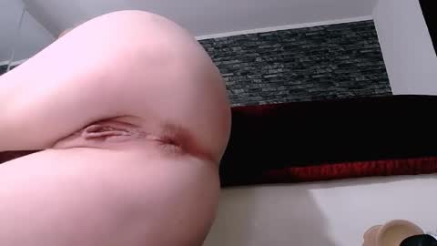 Snapshot of krystal_desire chatting on October 7, 5:37 am krystal desire online show from October 7, 5:37 am