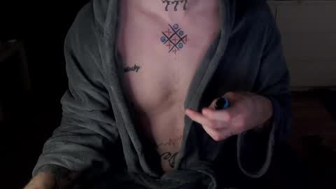 Snapshot of kyle_tattoo chatting on February 6, 1:32 am kyle online show from February 6, 1:32 am