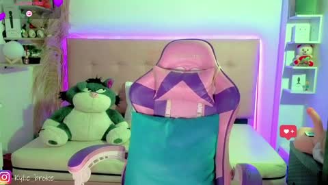 k ylie online show from May 2, 10:37 pm