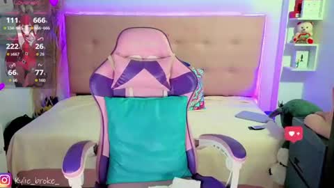 Snapshot of kylie_hottt_ chatting on July 2, 9:32 pm k ylie online show from July 2, 9:32 pm