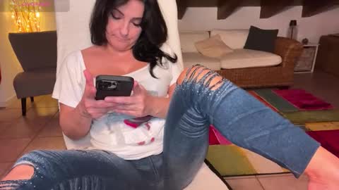 Kylie  online show from October 31, 2:18 pm