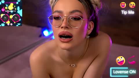 Snapshot of kyliejoyce chatting on December 16, 10:13 pm Kylie online show from December 16, 10:13 pm