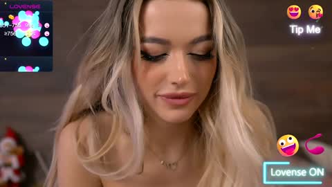 Snapshot of kyliejoyce chatting on December 26, 3:59 am Kylie online show from December 26, 3:59 am