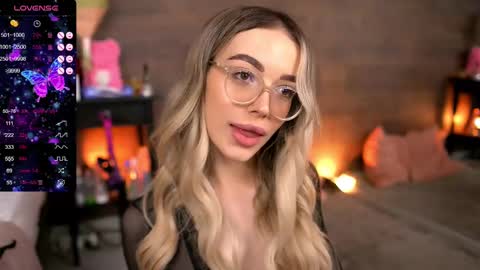 Snapshot of kyliejoyce chatting on March 11, 10:31 pm Kylie online show from March 11, 10:31 pm
