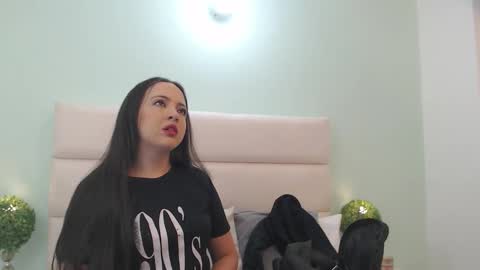 Snapshot of kyliiebaker chatting on February 19, 10:55 am Kylie online show from February 19, 10:55 am